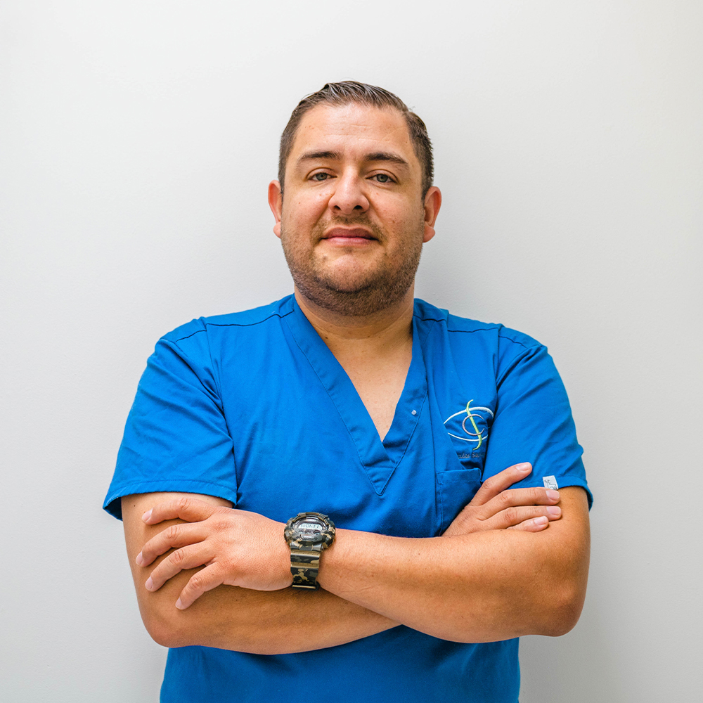 El Dr. Ariel Durán, oftalmólogo en Cd. Juárez, realizando una valoración para cirugía de cataratas.