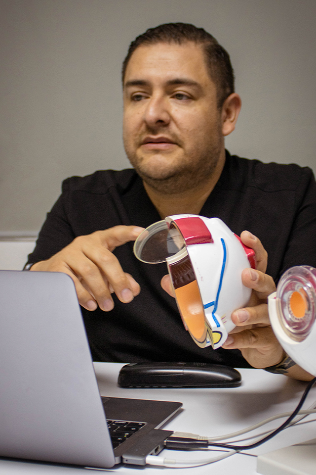 Doctor Ariel Duran Tapia explicando cirugía LASIK en Ciudad Juárez.